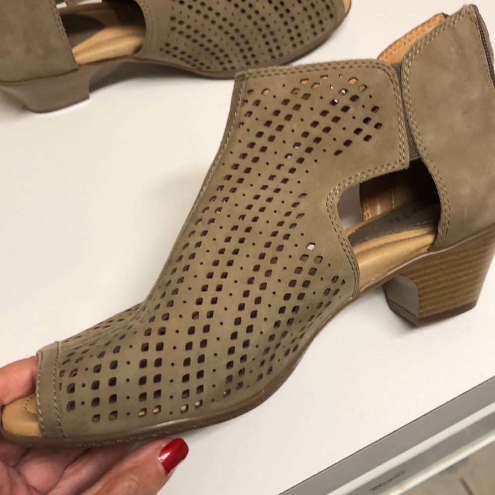 Earth sz 9 bootie